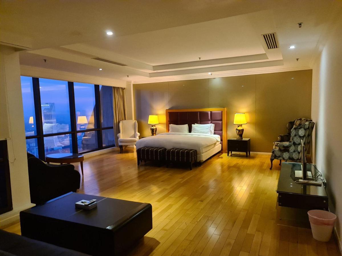 Raymond Suites At Berjaya Times Square Куала-Лумпур Экстерьер фото